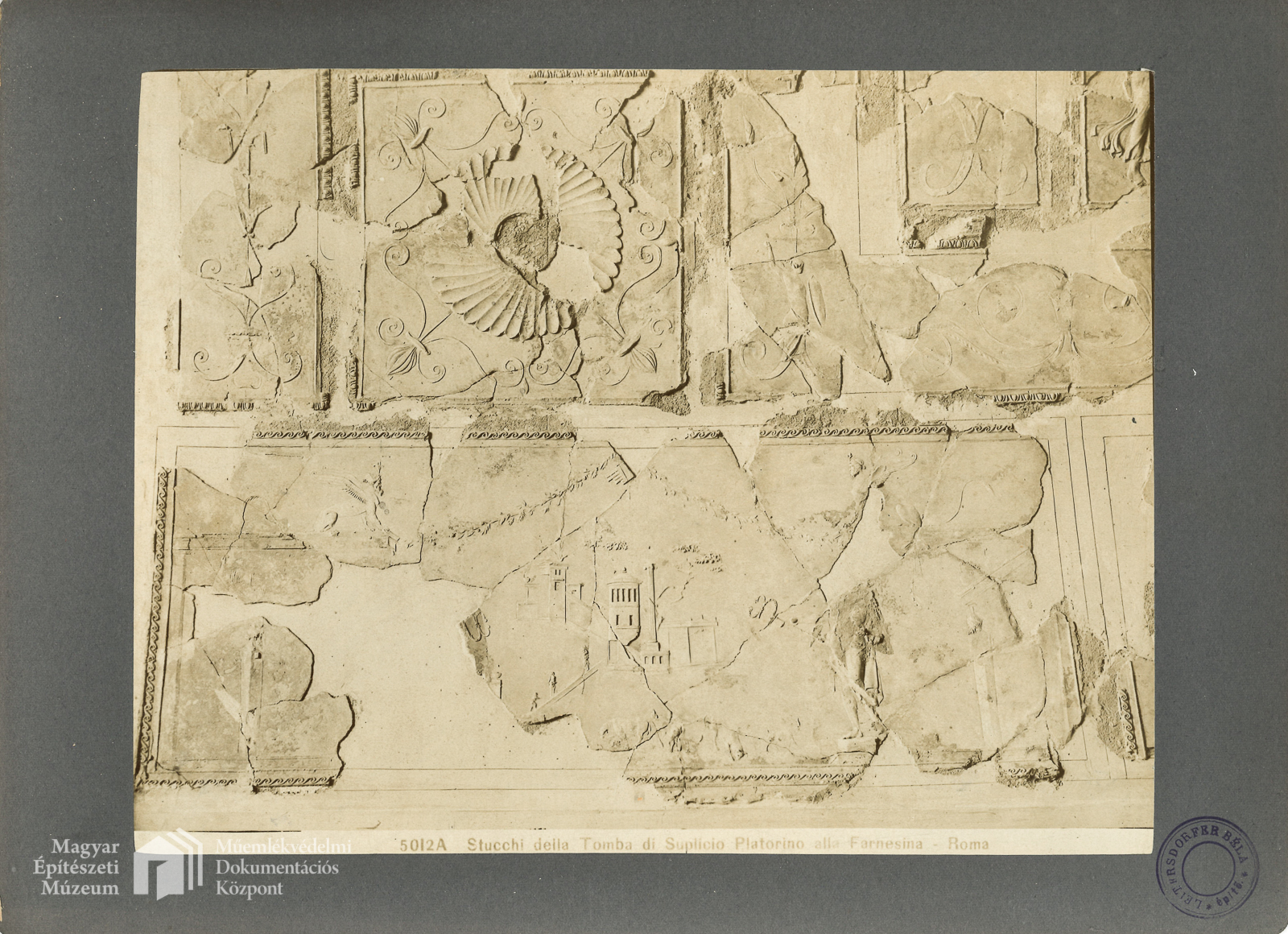 Farnesina	Suplicio Platorino sírja stukkóinak részlete